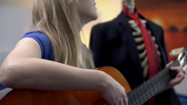 Mujer tocando la guitarra acústica
 - Imágenes, Vídeo