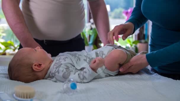 Μητέρα και ο πατέρας αλλάζουν ρούχα μωρό αγόρια - Πλάνα, βίντεο