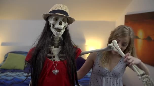 Женщина трогает скелет
 - Кадры, видео
