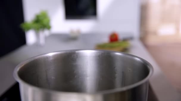 kobieta gotowania makaronu - Materiał filmowy, wideo