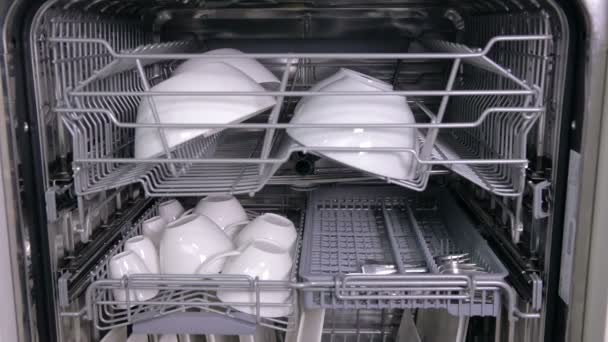 bílé nádobí v myčce - Záběry, video