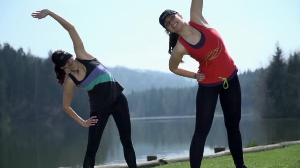 mulheres que se aquecem e se exercitam
 - Filmagem, Vídeo