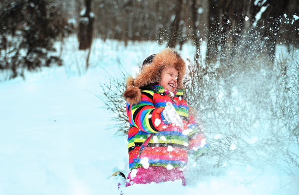 Carino bambina gode la neve
 - Foto, immagini