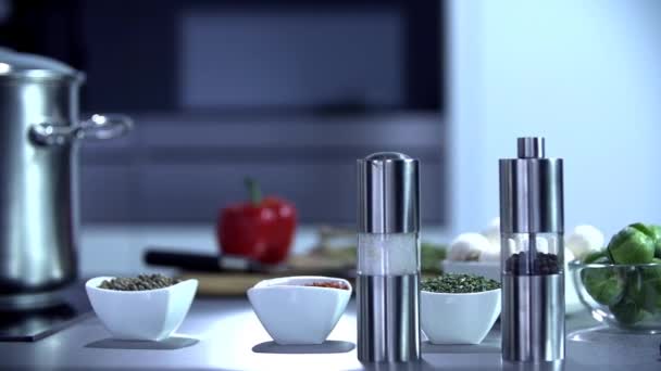 κουζίνα και τα στοιχεία με την κατσαρόλα - Πλάνα, βίντεο