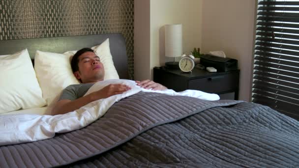 自宅のベッドで目覚める人との朝のルーチン - 映像、動画