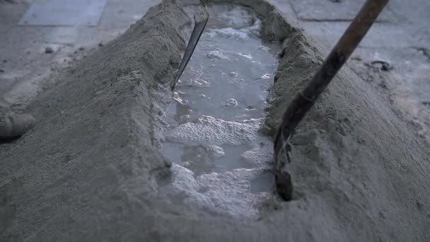 Homem prepara concreto para construção
 - Filmagem, Vídeo