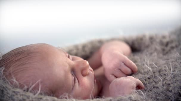 Το μωρό είναι καλυμμένο με πανί - Πλάνα, βίντεο