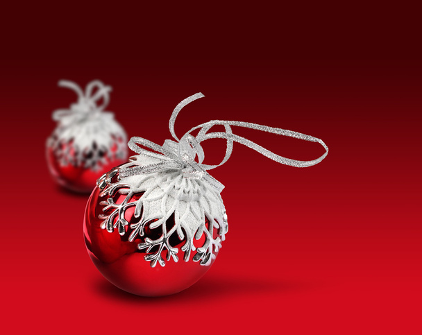 Deux boules de Noël fond rouge
 - Photo, image