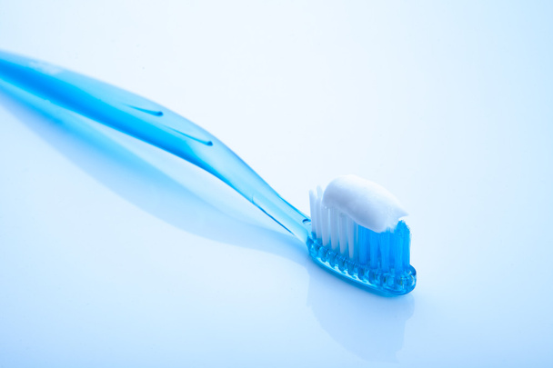 cepillo de dientes en vidrio sobre fondo blanco
 - Foto, imagen
