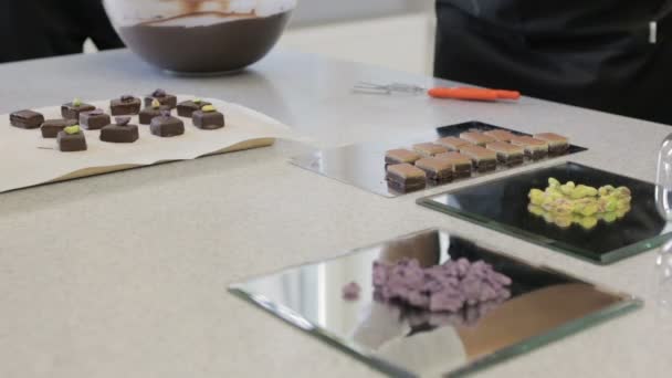 Příprava čokolády bonbony - Záběry, video