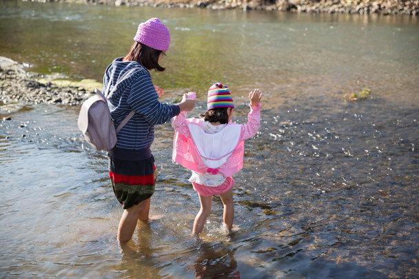 Madre e hija jugando en el río
 - Foto, imagen