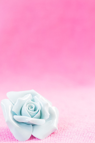 Rosa pastel (cerámica) sobre fondo fabuloso rosa
 - Foto, imagen