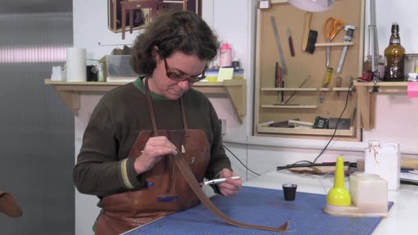 Koffermacher bei der Arbeit in seiner Werkstatt - Filmmaterial, Video