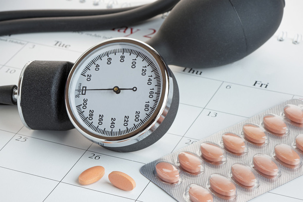 Tabletit ja verenpainemittari kalenterissa
 - Valokuva, kuva