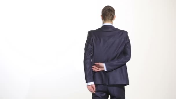 γλώσσα του σώματος. ο άνθρωπος στην επιχείρηση κοστούμι απομονωμένες λευκό φόντο. Διευθυντικά στελέχη κατάρτισης. πράκτορες πωλήσεων. τα χέρια πίσω από την πλάτη του. πιάνοντας το αντιβράχιο. χειρονομία αυτοελέγχου και θυμό - Πλάνα, βίντεο
