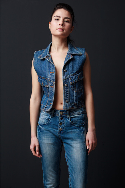  брюнетка жінка в джинсовому костюмі дивиться в камеру
 - Фото, зображення