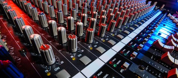 dettaglio mixer sonoro in luce rossa e blu con grande prospettiva, la versione con grandi controlli di dettaglio
 - Foto, immagini