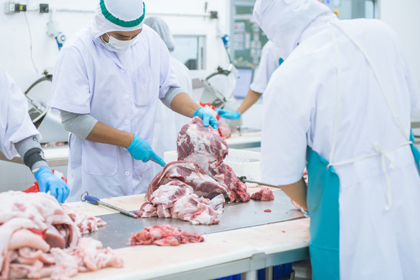 découper les travailleurs des abattoirs de viande dans l'usine
 - Photo, image