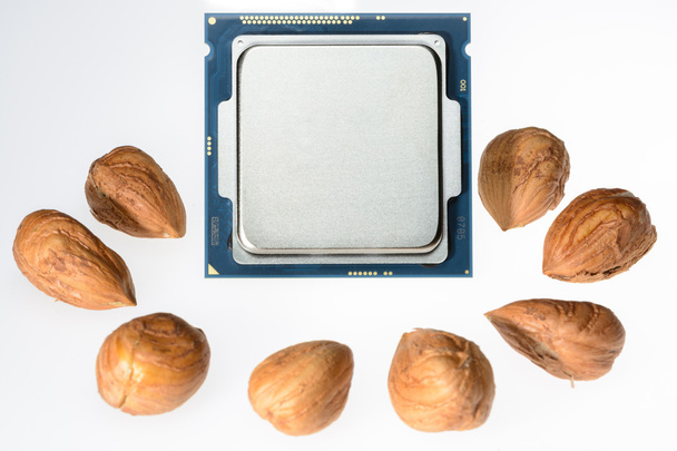 восьмиядерный процессор на исходном фоне упаковки, когда ядра символизируются ореховыми ядрами
 - Фото, изображение