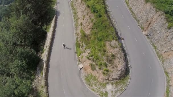 Above serpentine flying with longboard skater tracking - Materiaali, video