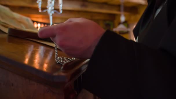 Mann aus dem Mittelalter greift zur Armbanduhr - Filmmaterial, Video