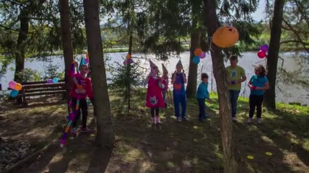 Dzieci na urodziny w lesie w pobliżu wody - Materiał filmowy, wideo