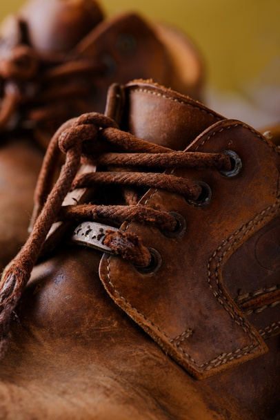 Λεπτομέρεια από πολύ παλιά κορδόνια στις μπότες από δέρμα - Φωτογραφία, εικόνα