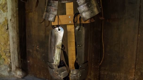木製のスタンドの中世軍の装甲 - 映像、動画