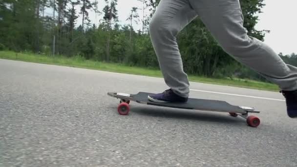 ο άνθρωπος ένα skateboard βόλτες στο δρόμο - Πλάνα, βίντεο