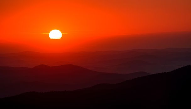 coucher de soleil sur la campagne avec un paysage de forme brillante et un magnifique soleil, 1200 mètres au-dessus du niveau de la mer, Europe centrale, République tchèque, Jested
 - Photo, image