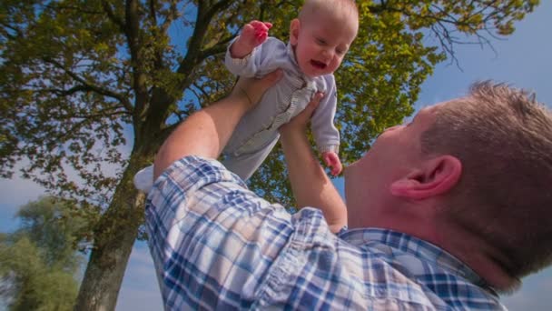 Hombre sosteniendo bebé alto
 - Metraje, vídeo