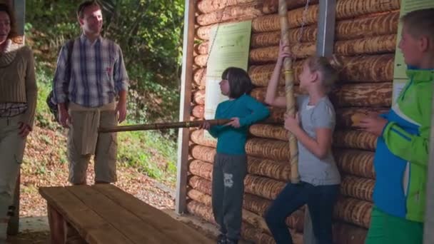 Paar kommt in das Holzhaus voller Kinder - Filmmaterial, Video