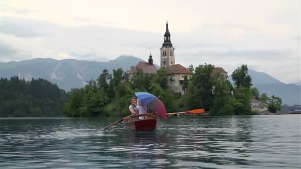 Paar zweven in een boot op het meer - Video