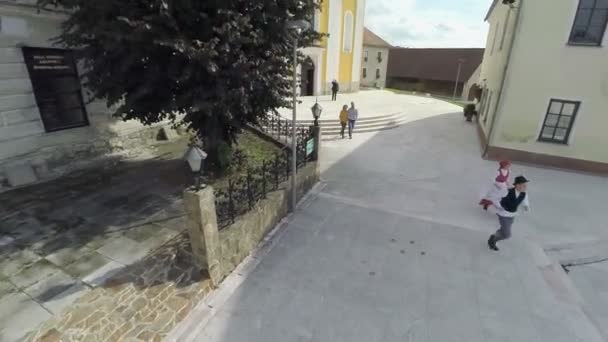 Běh dětí na náměstí před kostelem - Záběry, video