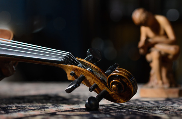detail viool - Stilleven met een houten figuur, vanwege het karakter bevat graan / ruisverhouding en verbeterde details - Foto, afbeelding