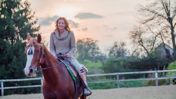 nő megszabadítja a ló-tanya - Felvétel, videó