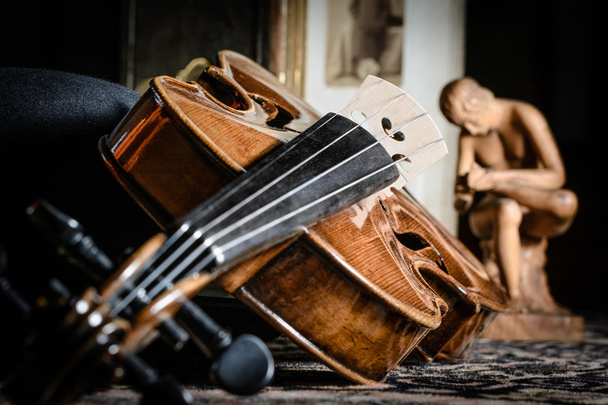 Detail Geige - Stillleben mit Holzfigur, Farbversion, aufgrund des Charakters mit Korn / Rauschverhältnis und verbesserten Details - Foto, Bild