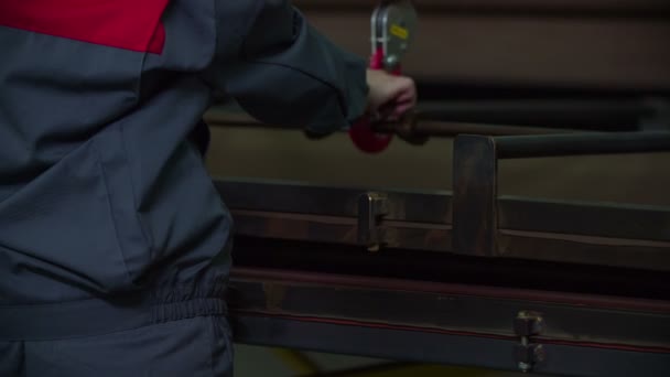 Worker removes handle from fetters - Filmagem, Vídeo