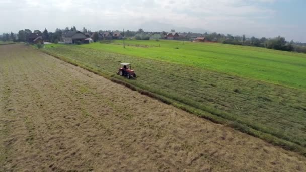 Tracteur sur un champ d'herbe
 - Séquence, vidéo