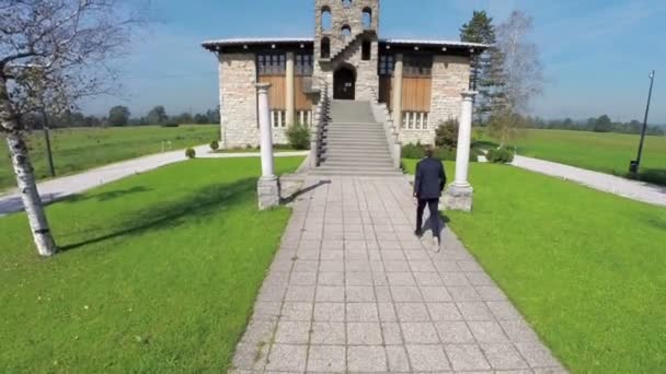 Mies kävelee portaat sisään mukava pullistuma
 - Materiaali, video