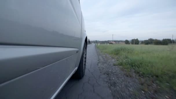 Auto fährt langsam auf schmaler Straße - Filmmaterial, Video