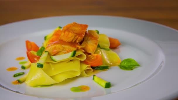 Fehér tál tészta saláta spinning - Felvétel, videó