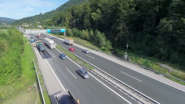 Camions remplis d'asphalte en attente et de circulation sur une route
 - Séquence, vidéo