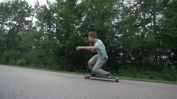 ο άνθρωπος ένα skateboard βόλτες στο δρόμο - Πλάνα, βίντεο