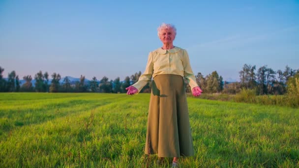 Mamie levant les mains sur la pelouse
 - Séquence, vidéo
