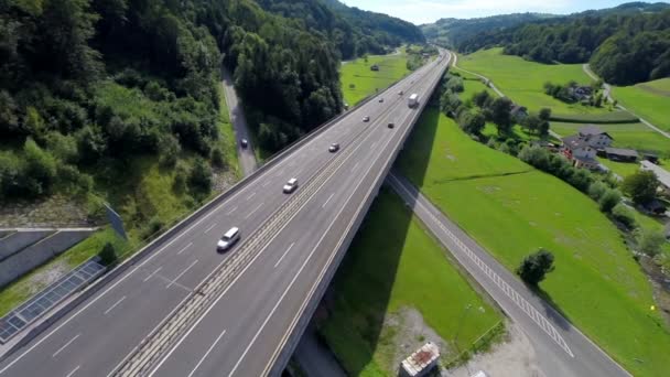 pont routier dans une vallée
 - Séquence, vidéo