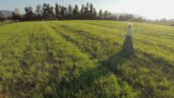 Vieille femme marchant au coucher du soleil
 - Séquence, vidéo