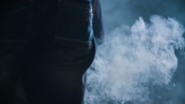 Balançoire dispositif de fumage catholique
 - Séquence, vidéo