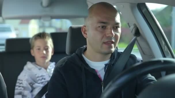 Pai e filho entram em pânico enquanto dirigem
 - Filmagem, Vídeo