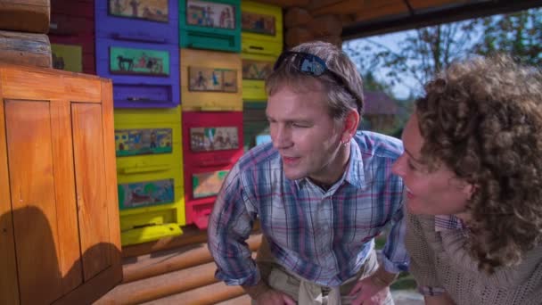 Imker-Paar verlässt Bienenfarm - Filmmaterial, Video